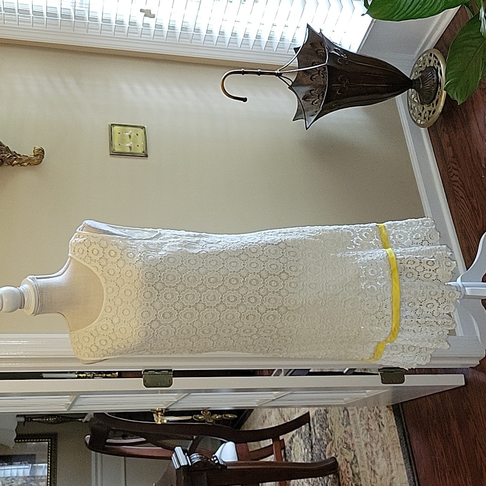 Cremieux white lace sleeveless dress ruffled hem yellow trim Exposed zip…12 EUC